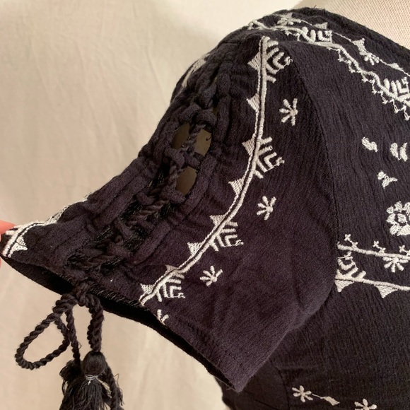Hollister Embroidered Lace Up Sleeves Tassel Top - Picture 6 of 11